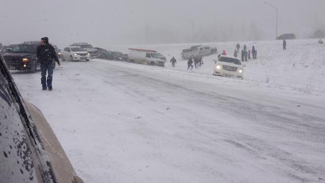 На скоростном шоссе в США столкнулись 30 авто. Видео