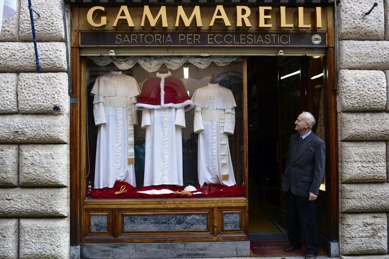 Украинка шьет одежду для нового Папы Римского
