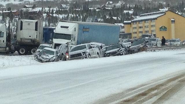 На скоростном шоссе в США столкнулись 30 авто. Видео