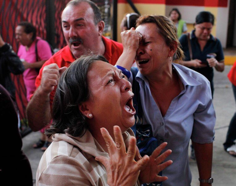 Тысячи венесуэльцев оплакивают любимого команданте