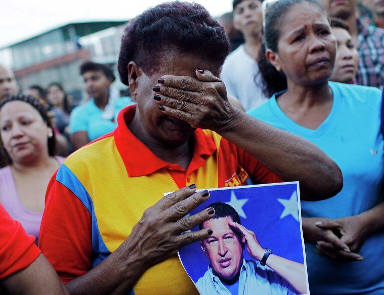 Тысячи венесуэльцев оплакивают любимого команданте