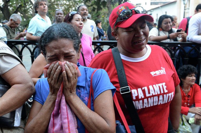 Тисячі венесуельців оплакують улюбленого команданте