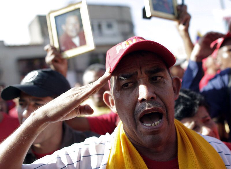 Тисячі венесуельців йшли за труною Чавеса