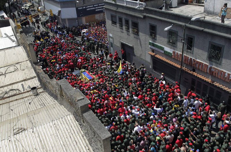 Тысячи венесуэльцев шли за гробом Чавеса