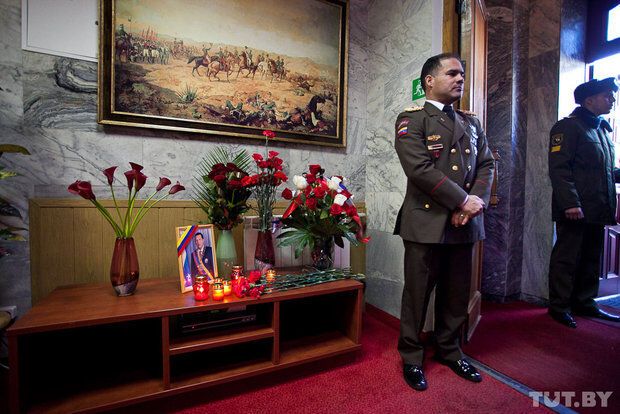 Білорусь сумує з Чавесу: прапори приспущені