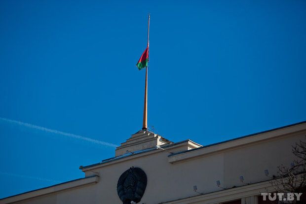 Беларусь скорбит по Чавесу: флаги приспущены