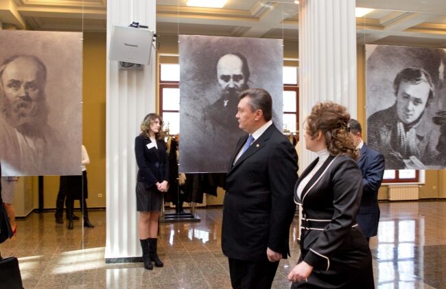 Янукович вручил Шевченковские премии за 2013 год