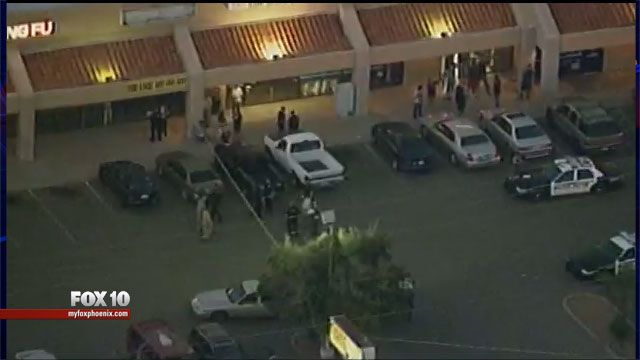 Стрілянина в ТЦ Арізони: є жертви. Фото. Відео