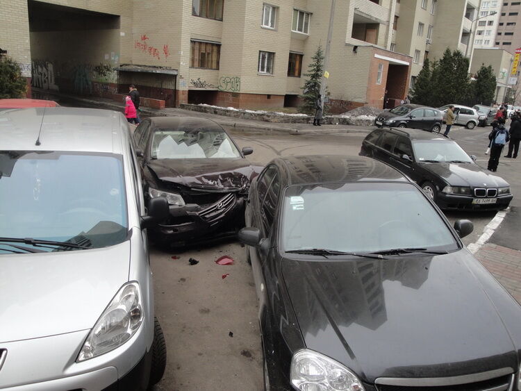 На Оболони пьяный водитель протаранил пять машин 