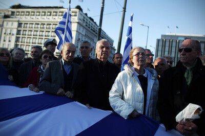 В Греции десятки тысяч военных протестовали против сокращений пенсий и окладов