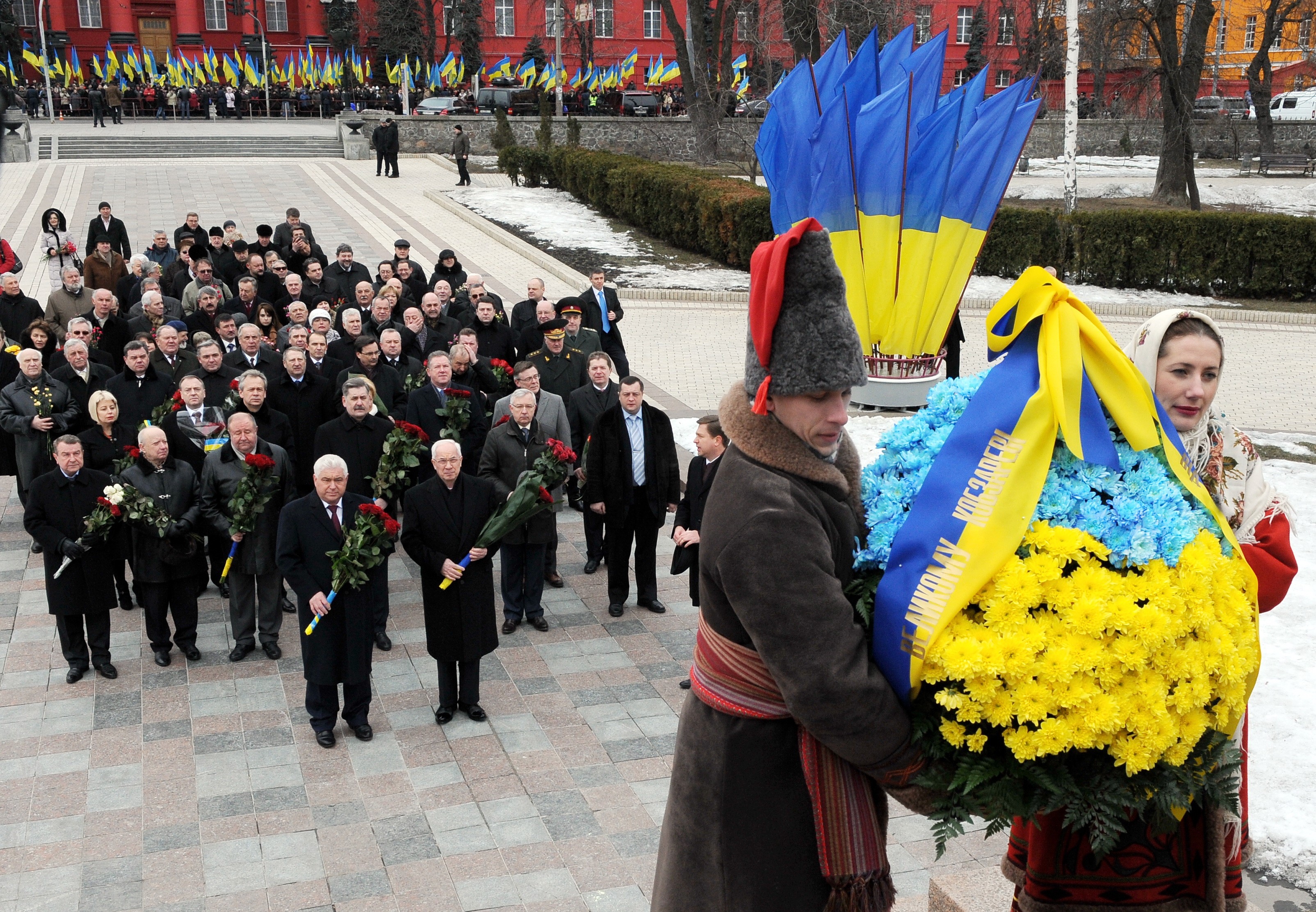 Азаров поклав квіти до пам'ятника Шевченку