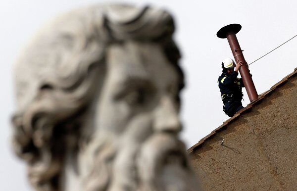 Дымоход для выборов Папы Римского установлен в Ватикане
