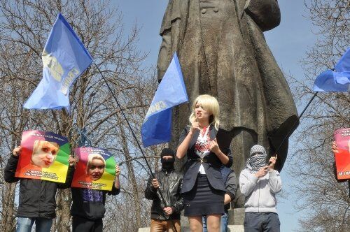 "Фарион" в смирительной рубашке увели с площади в Луганске. Фото