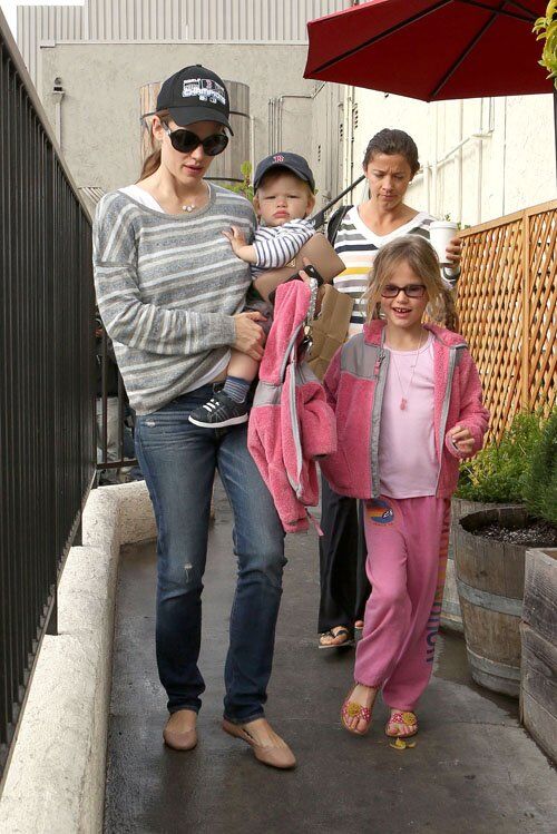 Гарнер выбралась на ранний завтрак с детьми. Фото