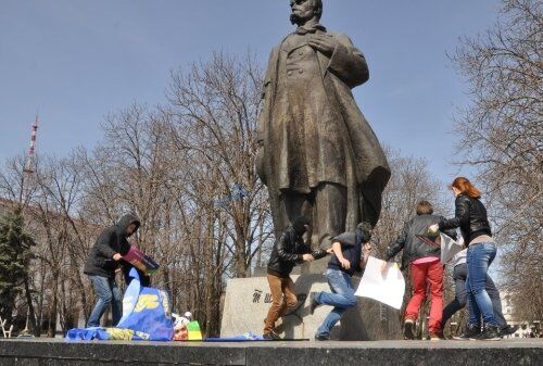 "Фаріон" у гамівній сорочці повели з площі в Луганську. Фото