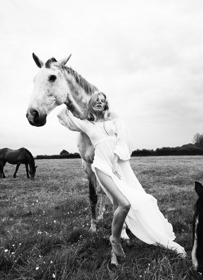 Сиенна Миллер в неглиже, трава и лошадь