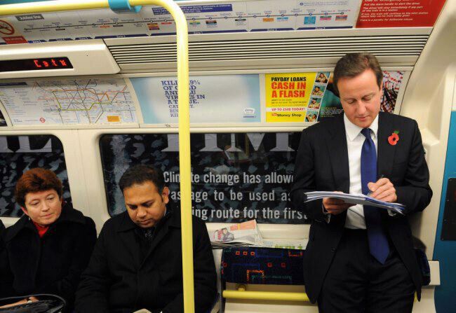 Британскому премьеру пришлось ехать стоя в метро