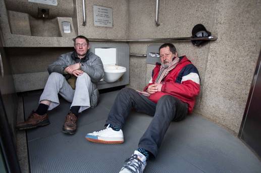 Ірландський суд вирішив допомогти живе в громадському туалеті чеху