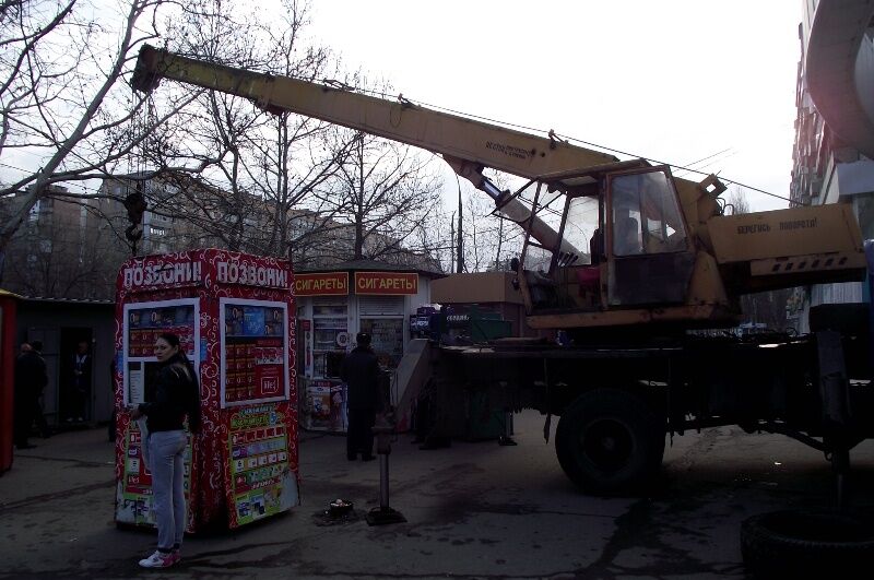 До приїзду Януковича в Миколаєві зносять МАФи і міняють білборди