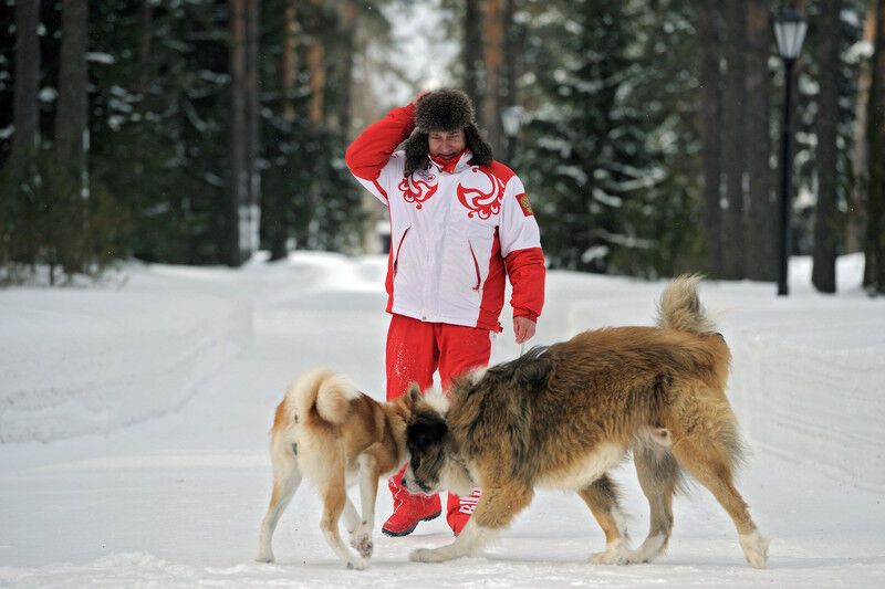 Путін повалявся в снігу разом з собаками. Фото
