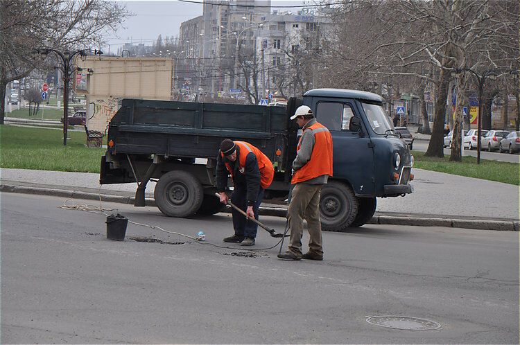 В Николаеве к приезду Януковича вовсю латают дороги