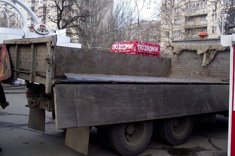 До приїзду Януковича в Миколаєві зносять МАФи і міняють білборди
