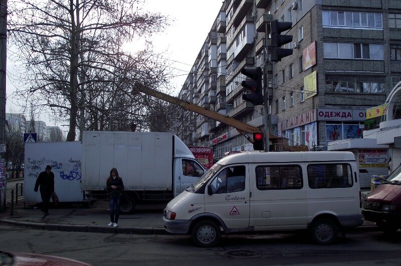 До приїзду Януковича в Миколаєві зносять МАФи і міняють білборди