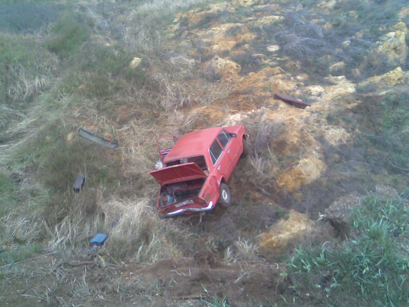 В Крыму автомобиль сорвался с 8-метрового обрыва