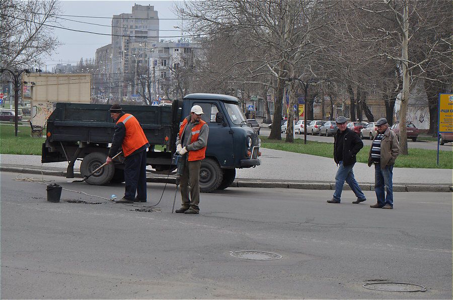 В Николаеве к приезду Януковича вовсю латают дороги