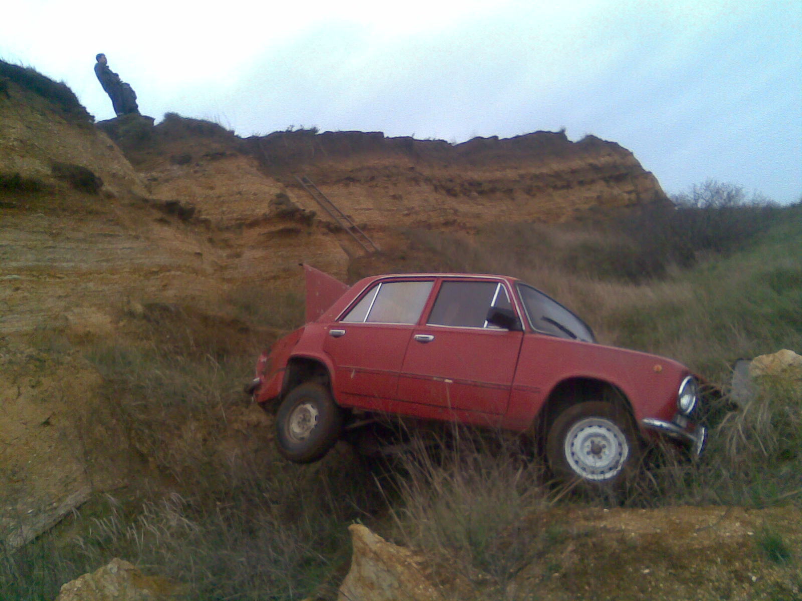 В Крыму автомобиль сорвался с 8-метрового обрыва