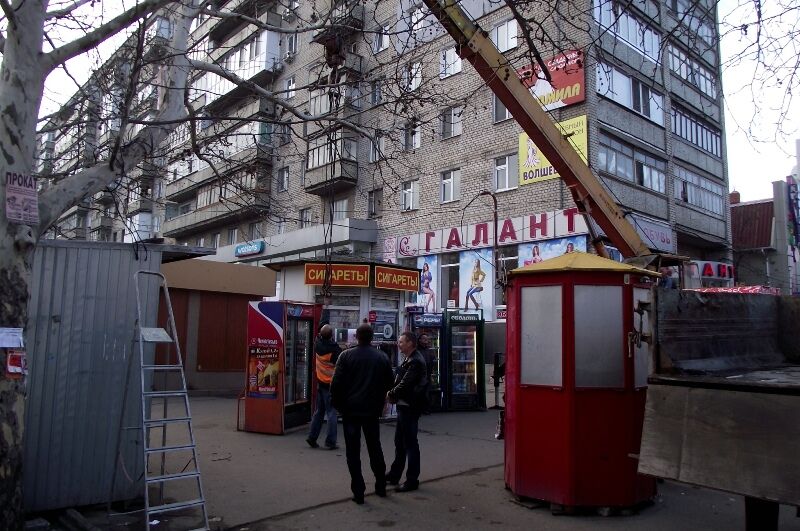К приезду Януковича в Николаеве сносят МАФы и меняют билборды