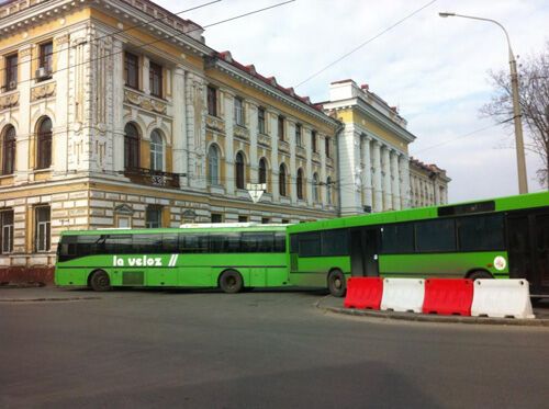 В Харькове троллейбусами блокируют место митинга оппозиции. Фото