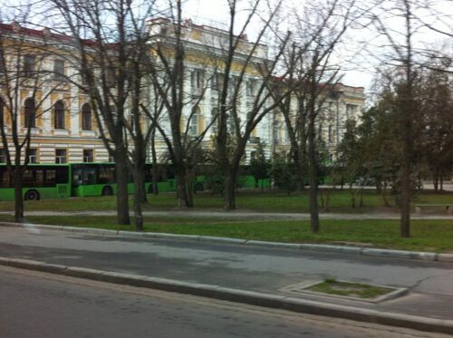 У Харкові тролейбусами блокують місце мітингу опозиції. Фото