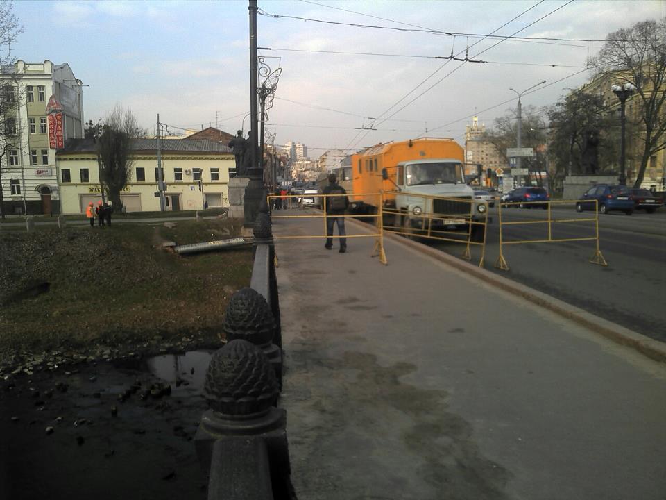 В Харькове троллейбусами блокируют место митинга оппозиции. Фото