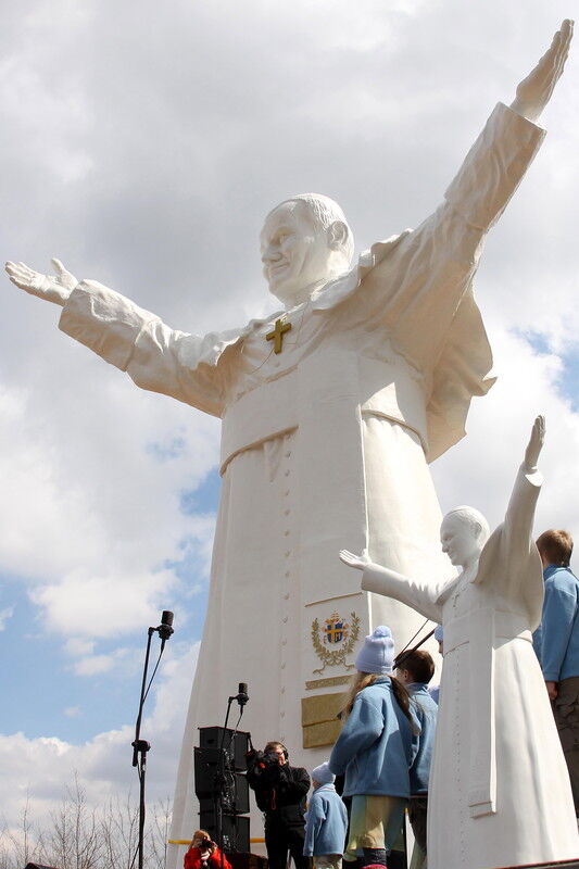 Самая высокая статуя Иоанна Павла II открыта в Польше