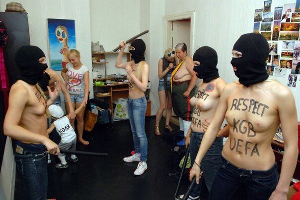 Femen показали грудь президенту Туниса. Фото