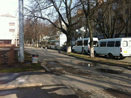 Оппозиция жалуется, что площадь для ее митинга заставили автобусами