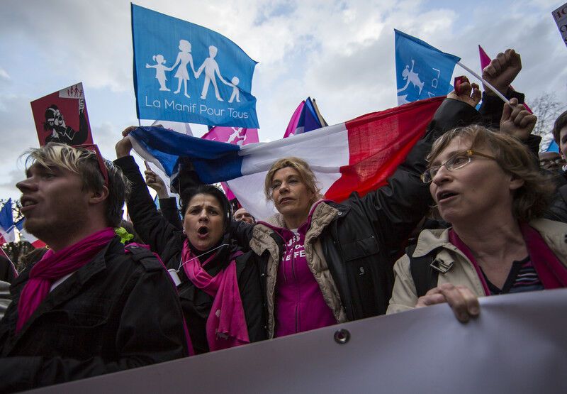 Тисячі парижан протестували проти одностатевих шлюбів