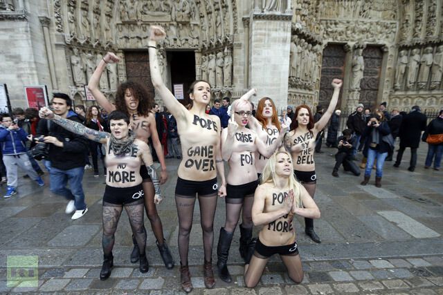 Femen показали груди президенту Тунісу. Фото