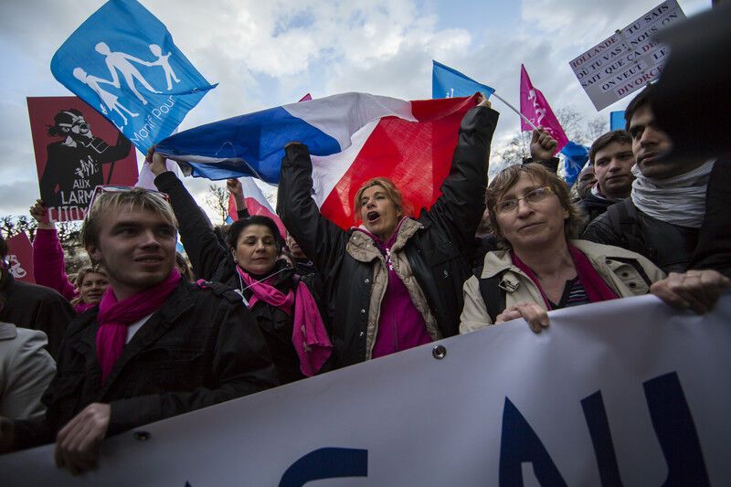 Тысячи парижан протестовали против однополых браков