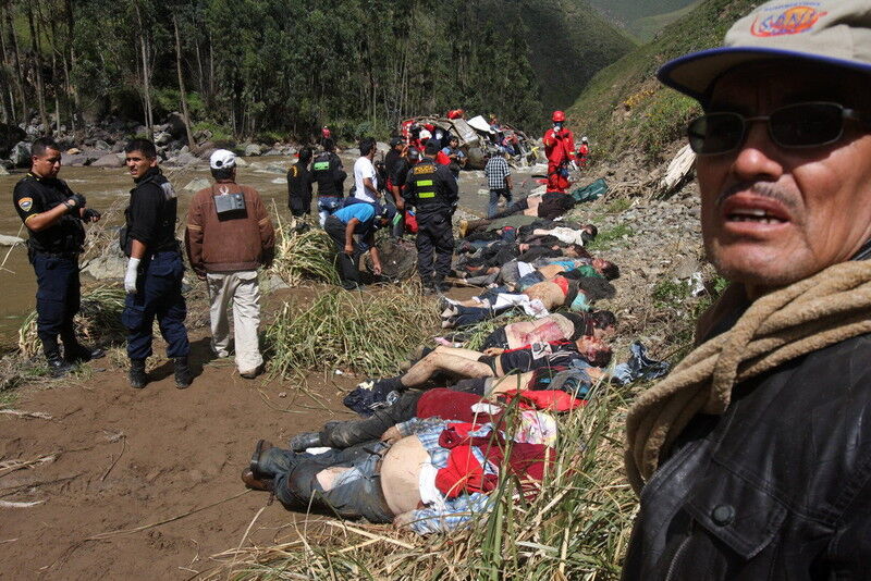 В Перу растет число жертв падения автобуса в пропасть 
