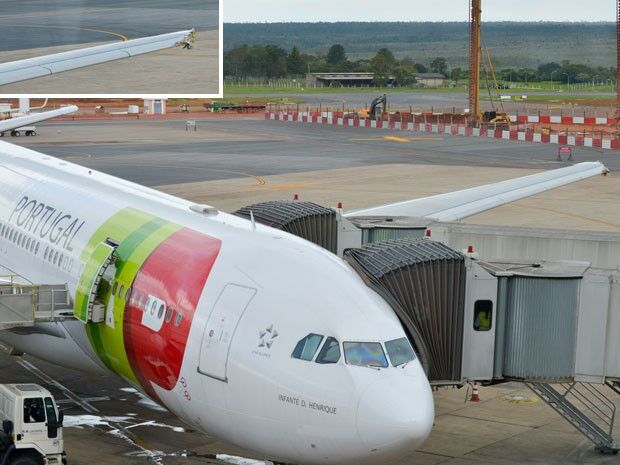 В аэропорту Бразилиа самолет врезался в башню освещения