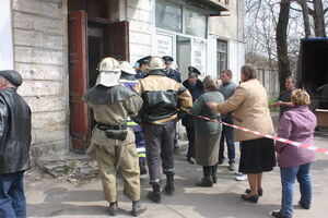Рятувальники розібрали звалився будинок на Донеччині. Відео
