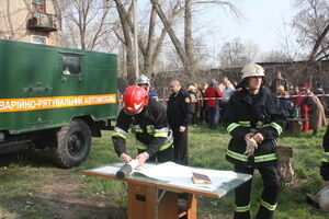 Рятувальники розібрали звалився будинок на Донеччині. Відео