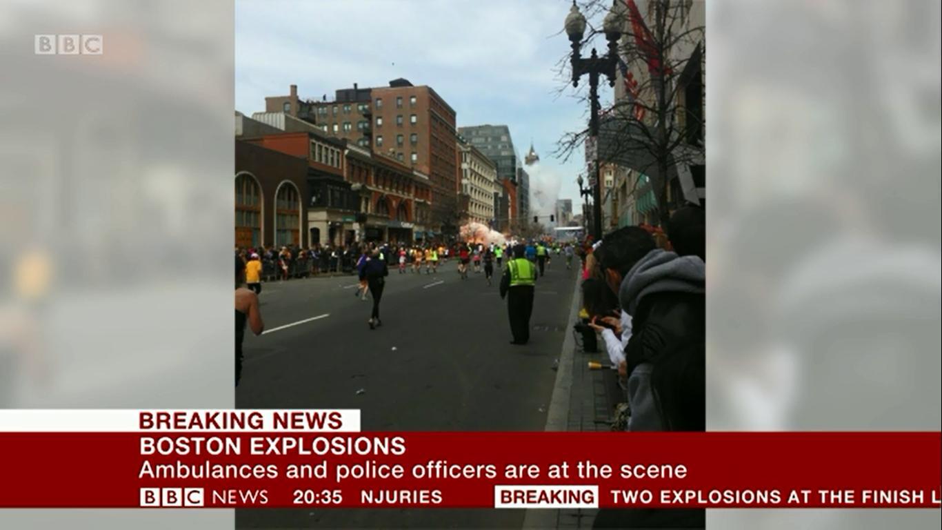 На финише Бостонского марафона прогремели два взрыва. Видео