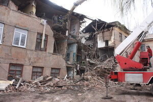 Рятувальники розібрали звалився будинок на Донеччині. Відео
