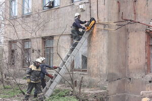 Рятувальники розібрали звалився будинок на Донеччині. Відео