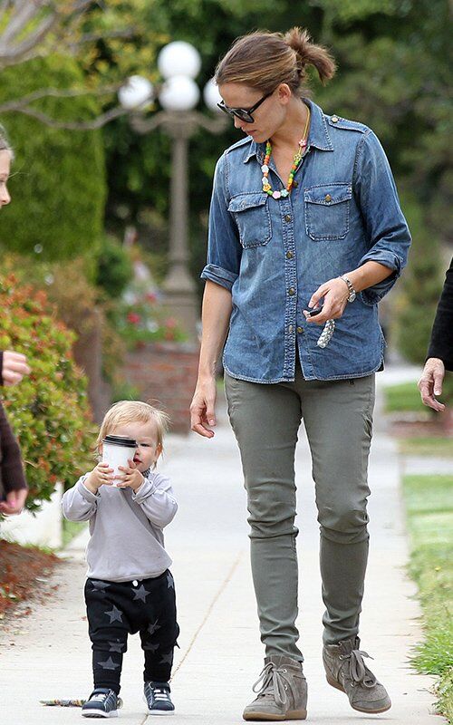 Дженнифер Гарнер отправилась на шоппинг с детьми 