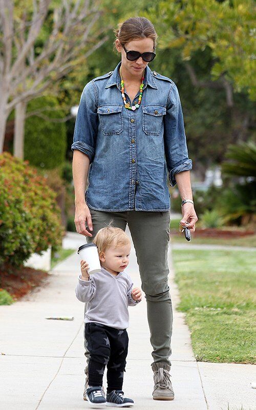 Дженнифер Гарнер отправилась на шоппинг с детьми 