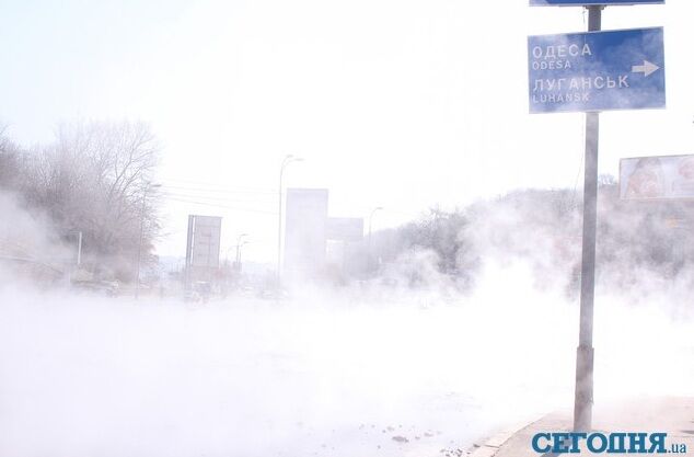 В Киеве на дороге провалился асфальт, 16 апреля 2013